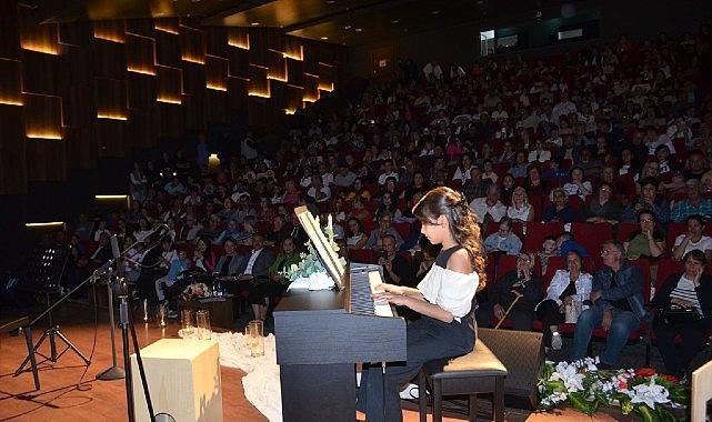 Dikili'de küçük yıldızlar büyük alkış aldı