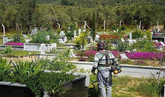 Edremit'teki kabristanlıklarda temizlik ve bakım çalışması yapılıyor Edremit'teki kabristanlıklarda temizlik ve bakım çalışması yapılıyor
