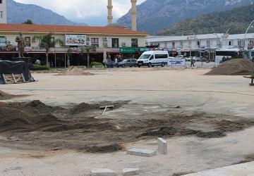 Kemer Cumhuriyet Meydanı turizm sezonuna hazırlanıyor