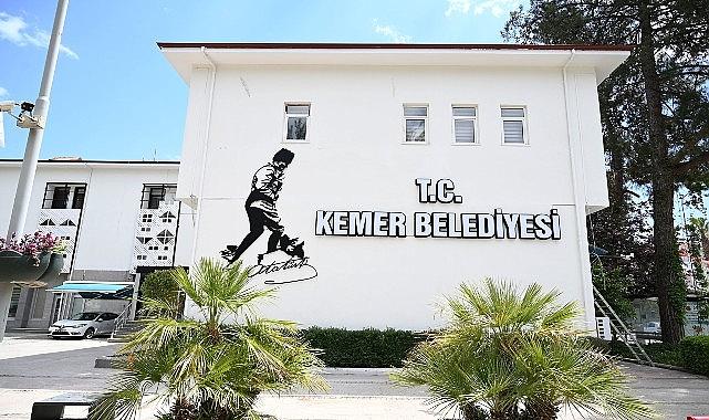 Atatürk'ün Kocatepe silüeti Kemer Belediye binasında