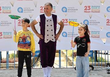 Antalyalı çocuklar 23 Nisan'ı dolu dolu kutluyor