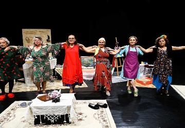 Aktif Yaşlı Merkezi tiyatrocuları Ahlar Ahacı ile sahnede