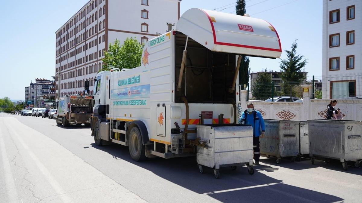 Adıyaman Belediyesi’nden yaz seferberliği: Çöp konteynerleri özel solüsyonlarla dezenfekte ediliyor - Videolu Haber Adıyaman Belediyesi’nden yaz seferberliği: Çöp konteynerleri özel solüsyonlarla dezenfekte ediliyor - Videolu Haber