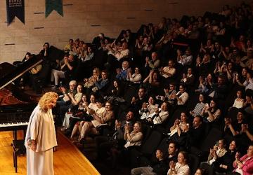 Nilüfer Senfoni Orkestrası ilk konserinde Gülsin Onay'ı ağırladı