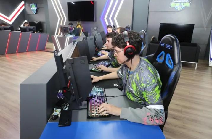 Konya'da E-Spor Heyecanı Zirveye Çıktı Konya'da E-Spor Heyecanı Zirveye Çıktı