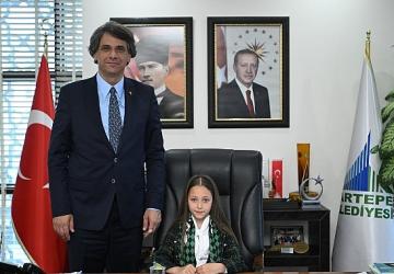 Kartepe'de Başkanlık Koltuğu Minik İkra'ya Emanet