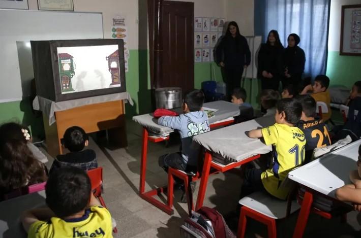 Bitlisli liseliler, geleneksel oyunu köylerde sahneliyor Bitlisli liseliler, geleneksel oyunu köylerde sahneliyor