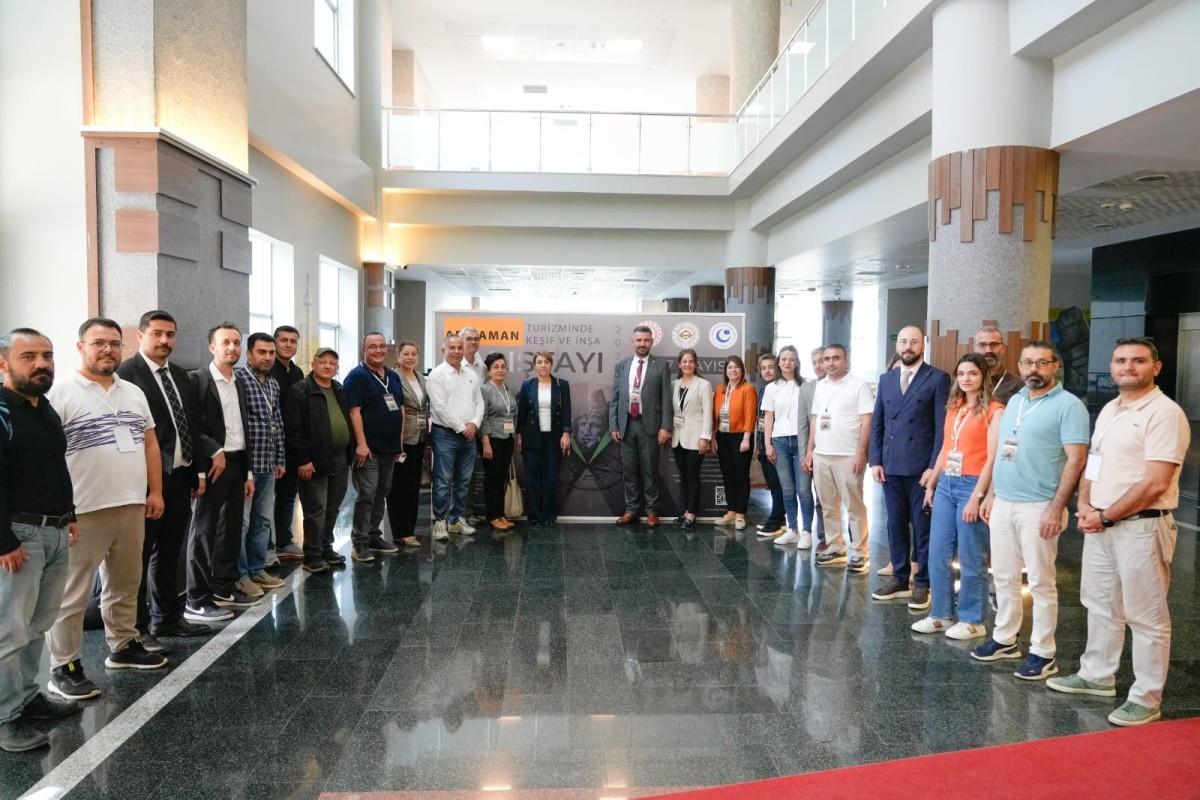 ‘Adıyaman Turizminde Keşif ve İnşa Çalıştayı’ kapanış programıyla sona erdi ‘Adıyaman Turizminde Keşif ve İnşa Çalıştayı’ kapanış programıyla sona erdi