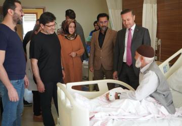 Başhekim Turgut, deprem sonrası ilk kornea nakli yapılan hastaları ziyaret etti