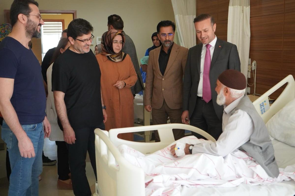 Başhekim Turgut, deprem sonrası ilk kornea nakli yapılan hastaları ziyaret etti Başhekim Turgut, deprem sonrası ilk kornea nakli yapılan hastaları ziyaret etti