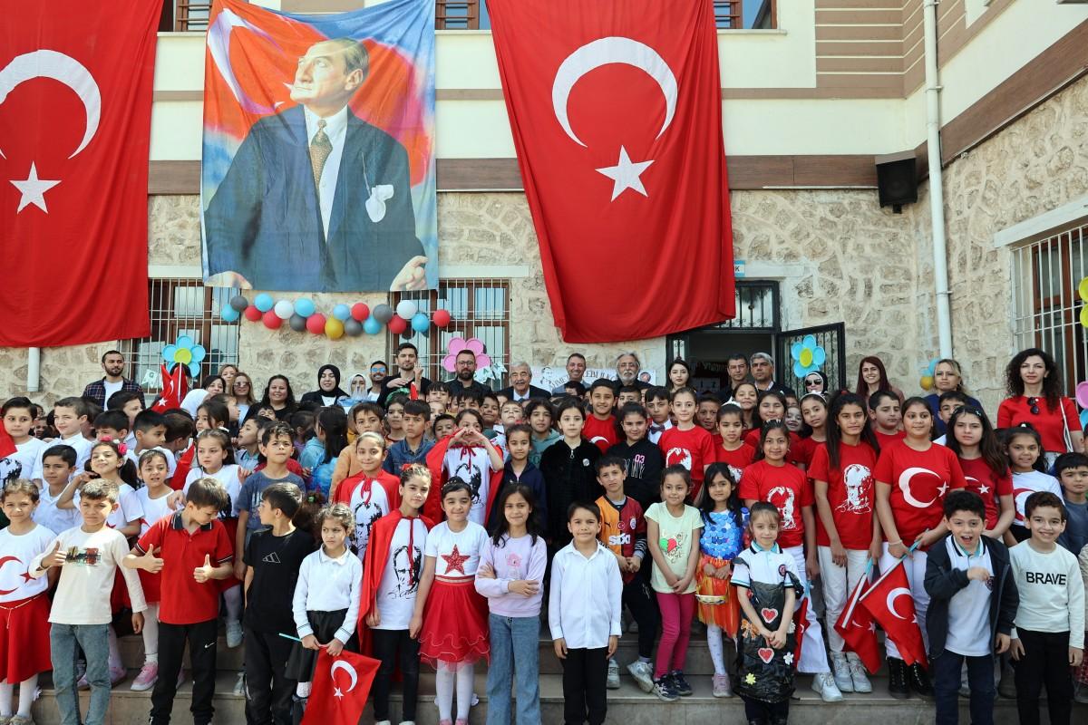 Abdulkadir Konukoğlu mezun olduğu ilkokulda Abdulkadir Konukoğlu mezun olduğu ilkokulda