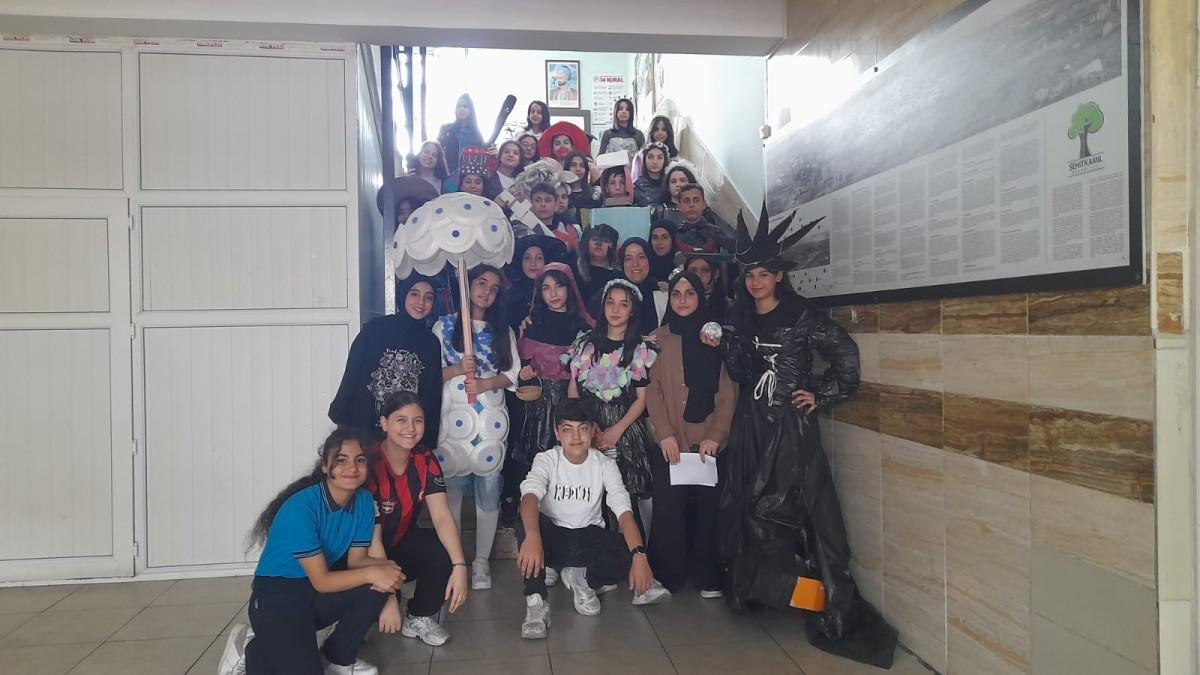 Atık malzemelerle hazırlanan kıyafetler Atık malzemelerle hazırlanan kıyafetler