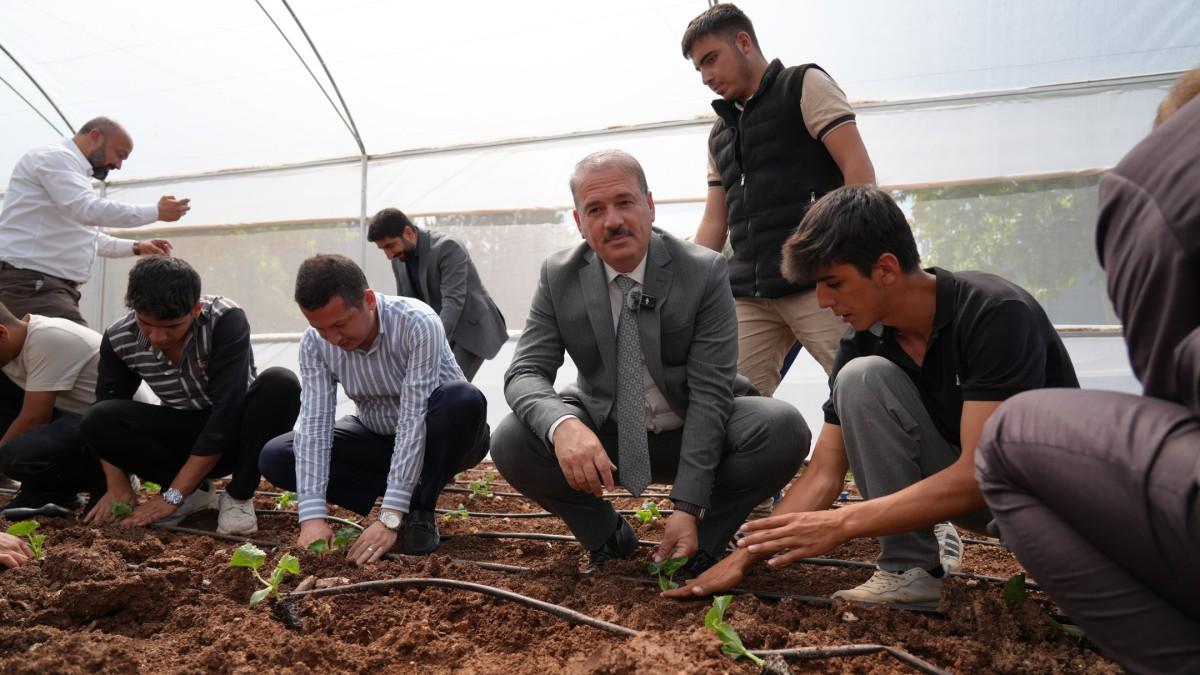 Adıyaman’da 500 metrekarelik uygulama serası açıldı Adıyaman’da 500 metrekarelik uygulama serası açıldı