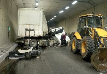 Erkenek Tüneli'nde TIR duvara çarptı: 1 ağır yaralı