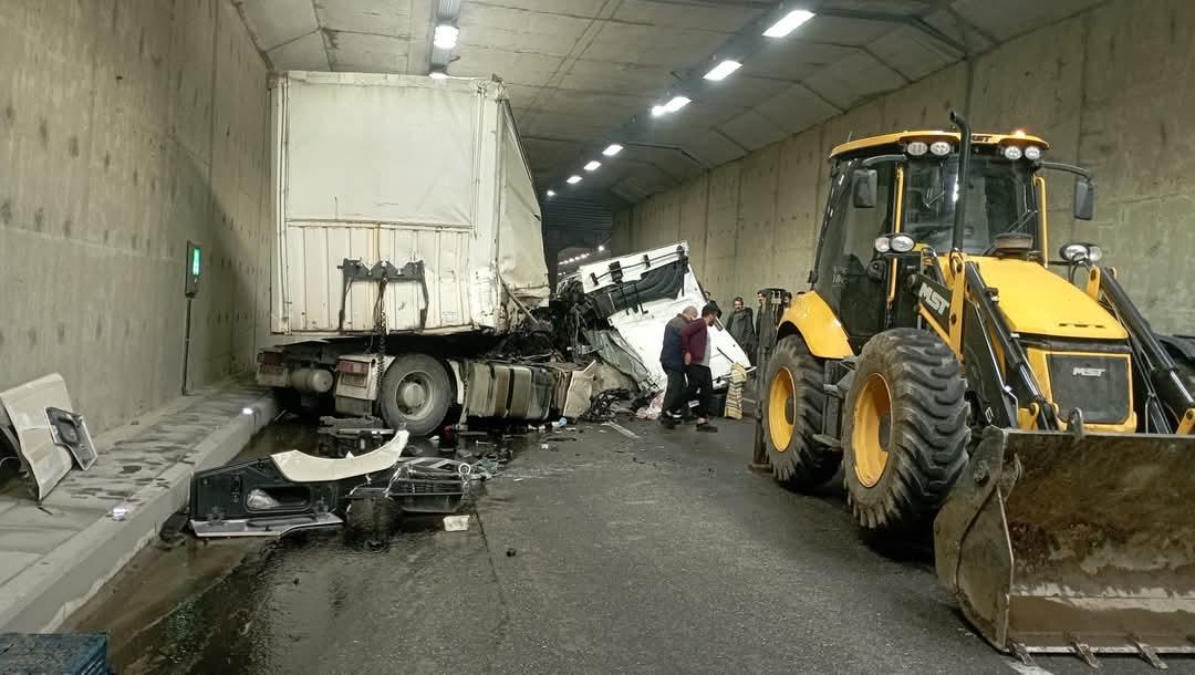 Erkenek Tüneli'nde TIR duvara çarptı: 1 ağır yaralı Erkenek Tüneli'nde TIR duvara çarptı: 1 ağır yaralı