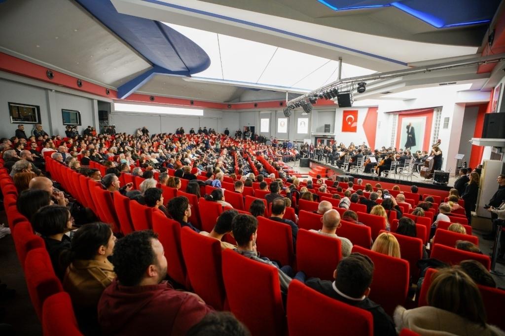 Manisa Büyükşehir Belediyesi'nden Gençlik Senfoni Orkestrası Kuruluyor Manisa Büyükşehir Belediyesi'nden Gençlik Senfoni Orkestrası Kuruluyor