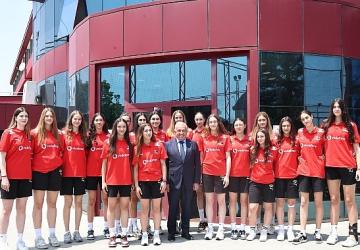 Başkan Şadi Özdemir'den filenin genç sultanlarına motivasyon ziyareti