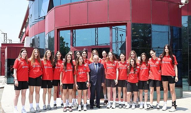 Başkan Şadi Özdemir'den filenin genç sultanlarına motivasyon ziyareti Başkan Şadi Özdemir'den filenin genç sultanlarına motivasyon ziyareti