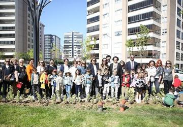 Yeni parkın bitkilerini minikler dikti