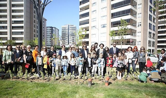 Yeni parkın bitkilerini minikler dikti