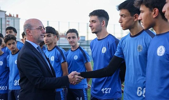 Konyasporlu Futbolculardan Selçuklu Belediyespor Kulübü U15 ve U17 Futbol Takımlarına Moral Ziyareti Konyasporlu Futbolculardan Selçuklu Belediyespor Kulübü U15 ve U17 Futbol Takımlarına Moral Ziyareti