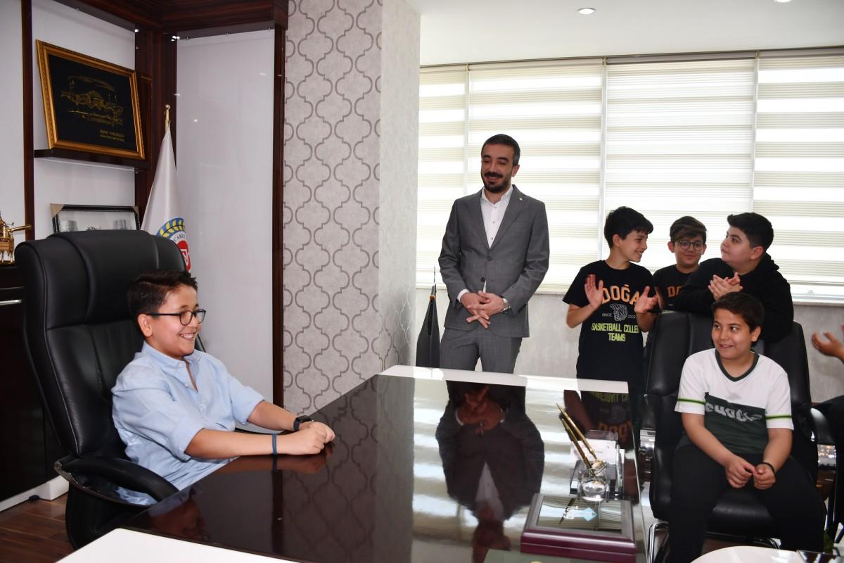 Başkan Torunoğlu, koltuğunu geleceğin sahibi çocuklara devretti Başkan Torunoğlu, koltuğunu geleceğin sahibi çocuklara devretti