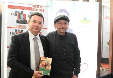 Şair ve yazar Nevzat Çelik okurlarıyla Osmangazi standında buluştu