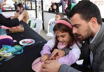 KO-MEK'te 23 Nisan coşkusu renkli şapkalara yansıdı