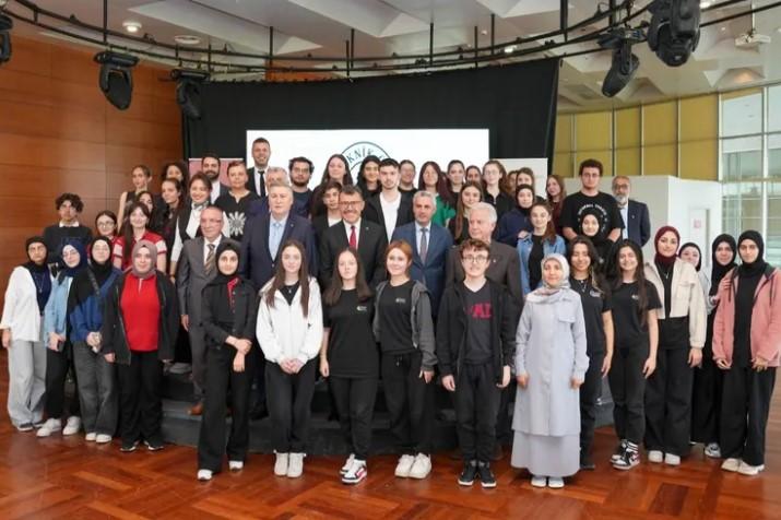 Hasan Mandal, Bursa’da Gençlerle Bilim Üzerine Söyleşti Hasan Mandal, Bursa’da Gençlerle Bilim Üzerine Söyleşti