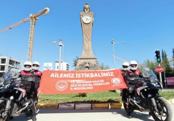 Polislerden anlamlı pankart