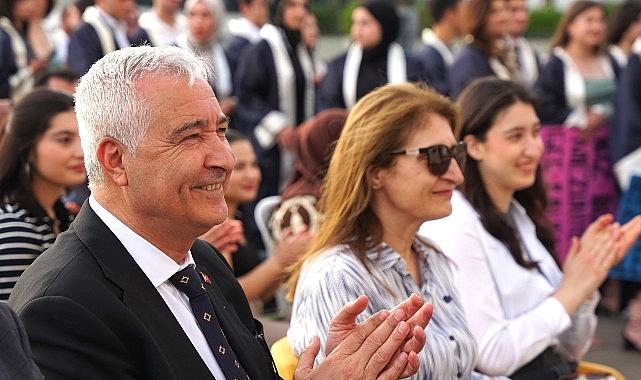 Hasan Türkmen Anadolu Lisesi'nde Mezuniyet Heyecanı Hasan Türkmen Anadolu Lisesi'nde Mezuniyet Heyecanı