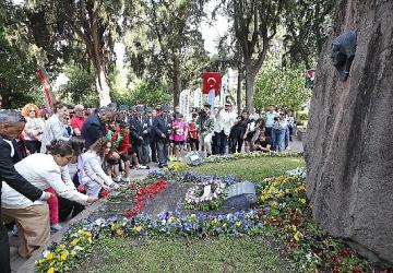 Karşıyaka'da binler Zübeyde Anne'ye koştu!