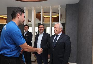 Hentbolcular başarılarını Başkan Şadi Özdemir'le paylaştı