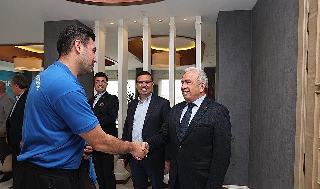 Hentbolcular başarılarını Başkan Şadi Özdemir'le paylaştı Hentbolcular başarılarını Başkan Şadi Özdemir'le paylaştı
