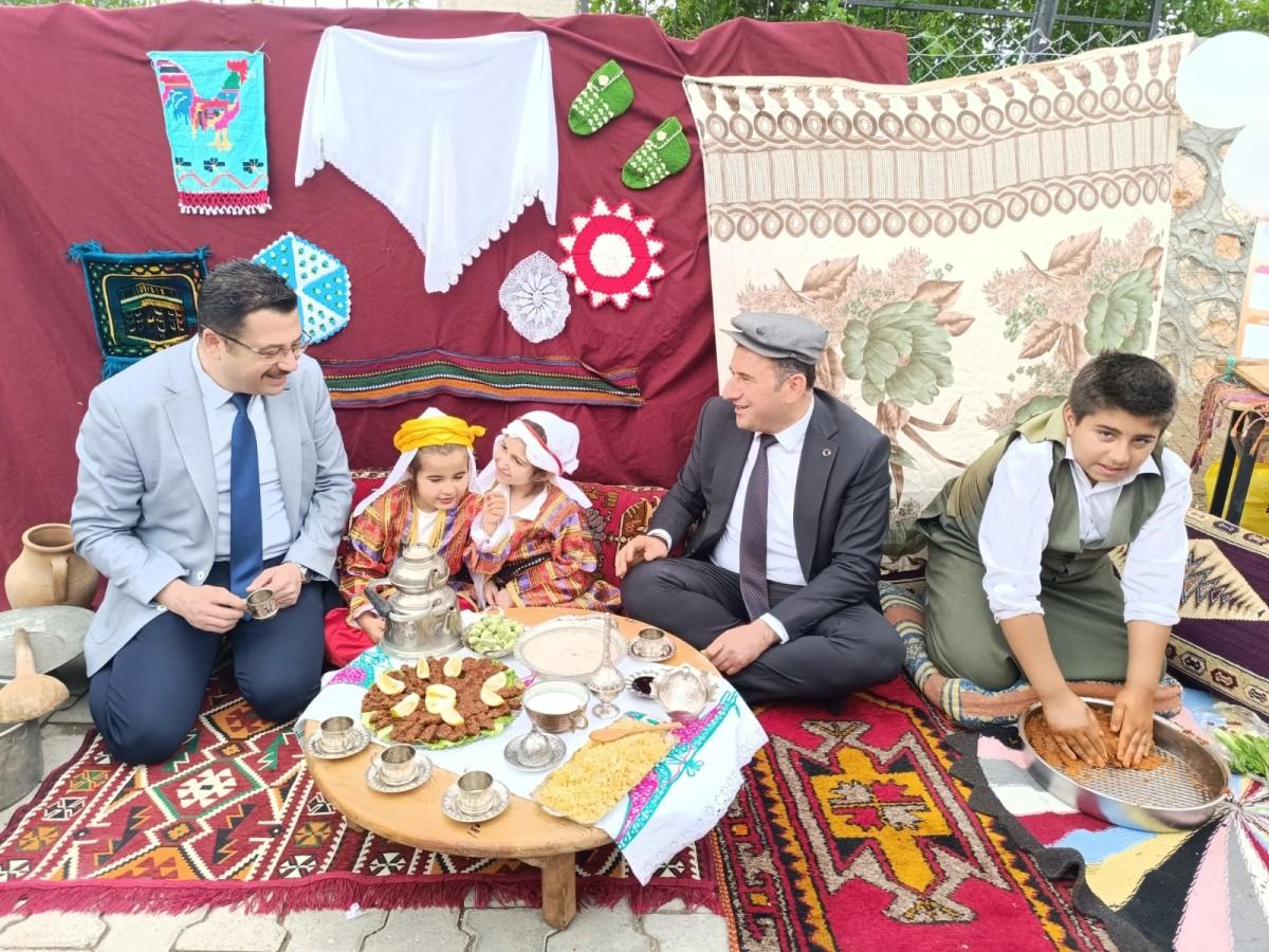 Bölükyayla Ortaokulu TÜBİTAK 4006 Bilim Fuarı’na ev sahipliği yaptı Bölükyayla Ortaokulu TÜBİTAK 4006 Bilim Fuarı’na ev sahipliği yaptı