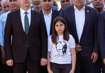 Adıyaman’da CHP Üyeleri Atatürk anıtına çelenk bıraktı