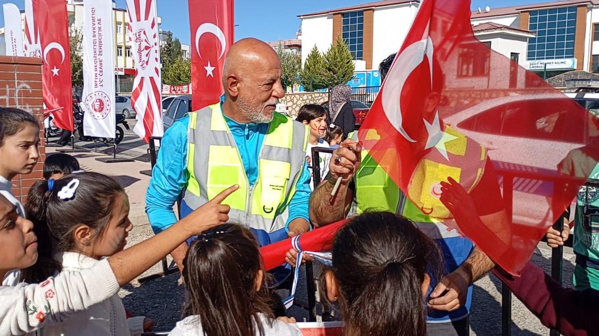Hedef Kızılelma Derneği Genel Başkanı Gönder: 'Türklüğü savunmak, onurla taşınacak bir sorumluluktur' Hedef Kızılelma Derneği Genel Başkanı Gönder: 'Türklüğü savunmak, onurla taşınacak bir sorumluluktur'