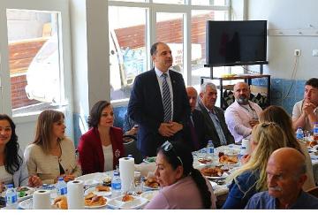 Karabağlarlı muhtarlardan Başkan Kınay'a sürpriz kahvaltı