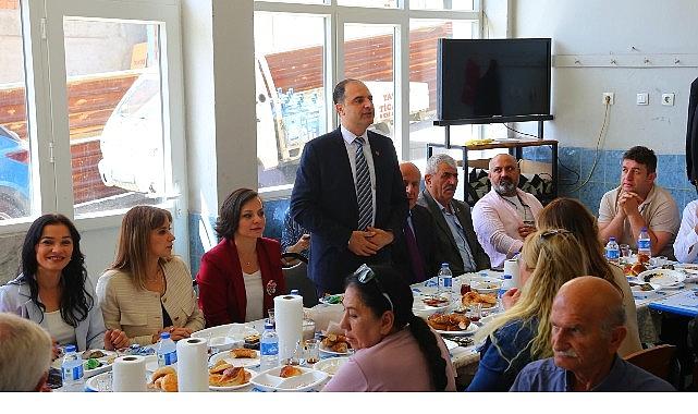 Karabağlarlı muhtarlardan Başkan Kınay'a sürpriz kahvaltı
