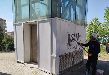 Gölcük'teki üst geçitler elden geçiriliyor Gölcük'teki üst geçitler elden geçiriliyor