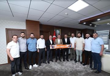 Şampiyon Darıca Türkeli, Başkan Büyükakın'a geldi