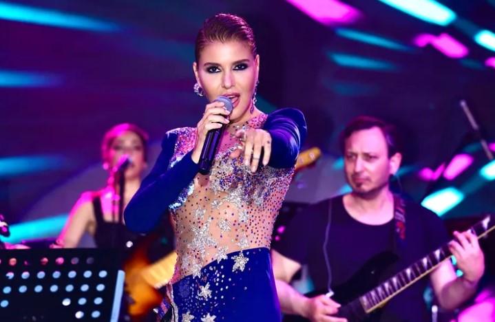 Gülben Ergen'den Servis Elemanlarına Sahneye Özel Sürpriz Gülben Ergen'den Servis Elemanlarına Sahneye Özel Sürpriz