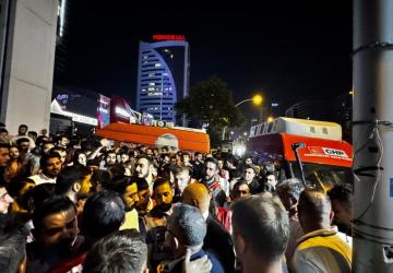 CHP Ankara Gençlik Kolları'ndan Akit TV önünde siyah çelenkli protesto