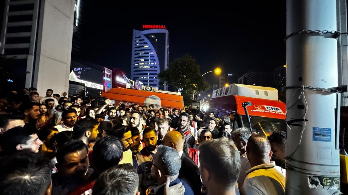 CHP Ankara Gençlik Kolları'ndan Akit TV önünde siyah çelenkli protesto CHP Ankara Gençlik Kolları'ndan Akit TV önünde siyah çelenkli protesto
