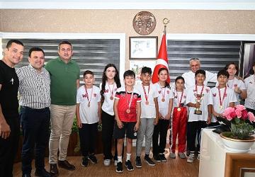 Kick Boks sporcuları başarılarını Başkan Topaloğlu ile paylaştı