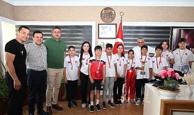 Kick Boks sporcuları başarılarını Başkan Topaloğlu ile paylaştı Kick Boks sporcuları başarılarını Başkan Topaloğlu ile paylaştı
