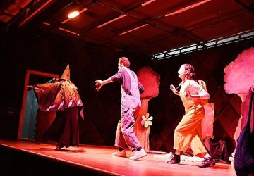 Minik öğrencilerin tiyatro keyfi