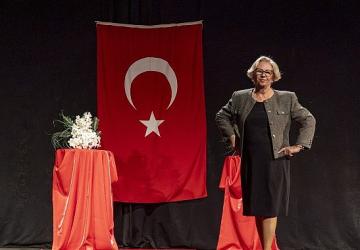 Karşıyaka'nın çınarlarından renkli defile