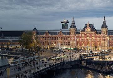 6 Bölümden Oluşan '7/24: Amsterdam Tren İstasyonu' 12 Mayıs Pazartesi 22.00'de Başlıyor