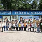 Minik öğrenciler anneleri için en güzel hediyeyi Büyükşehir Belediyesi'nin fidanlığında elleriyle dikti